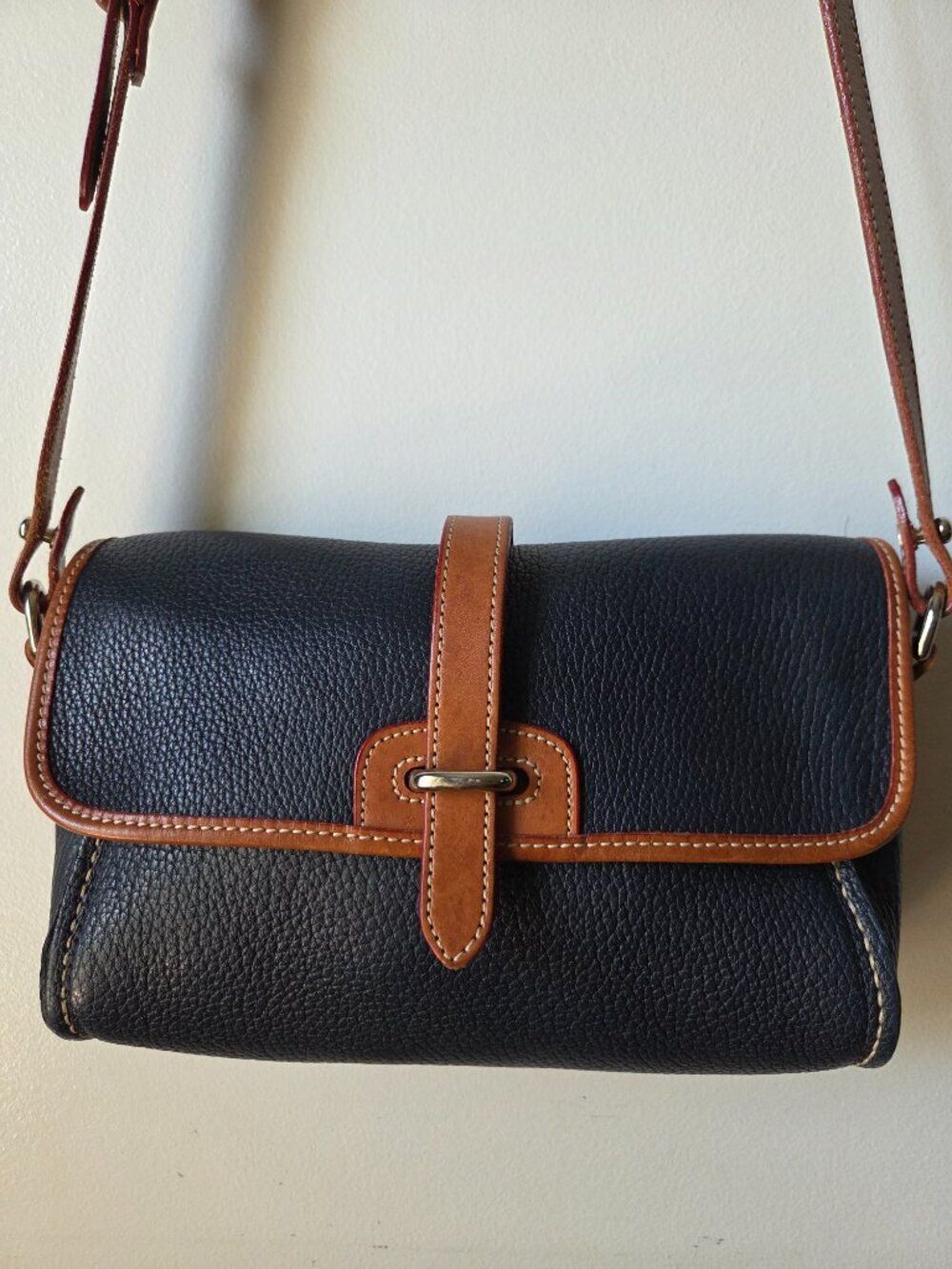 EUC DOONEY & BOURKE THICK PEBBLED GENUINE LEATHER CROSSBODY BAG - Picture 4 of 16